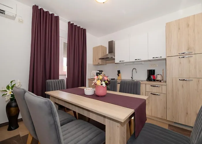 Lucija * Стариград-Пакленица