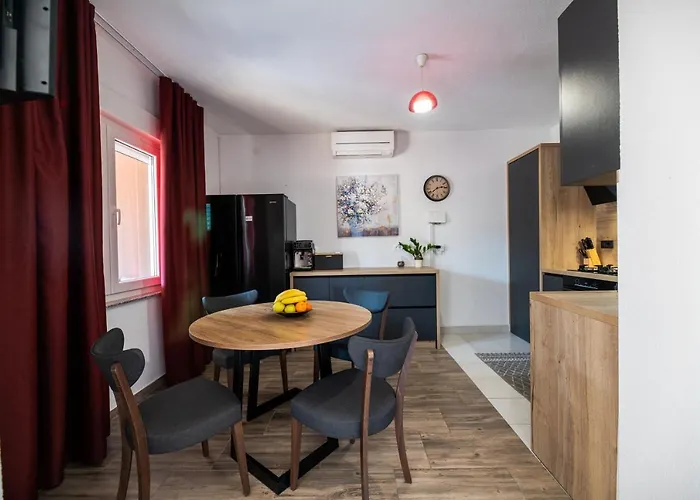 Lucija Стариград-Пакленица